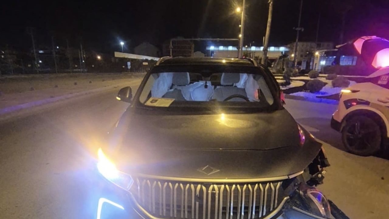 Bandırma'da trafik kazası: İtfaiye ekipleri sıkışan bir vatandaşı kurtardı