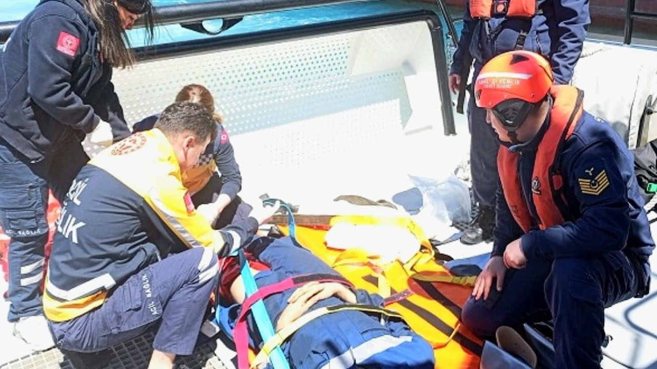 Bartın açıklarında gemide düşen personel sahil güvenlik ekiplerinin müdahalesiyle hastaneye kaldırıldı