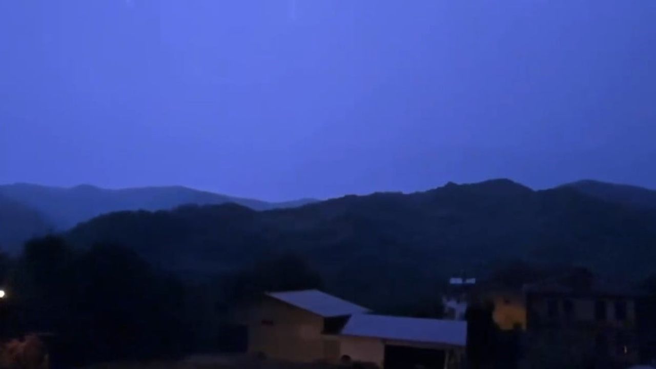 Bartın'da Amasra ve Ulus'ta Ardışık Şimşekler Geceyi Aydınlattı
