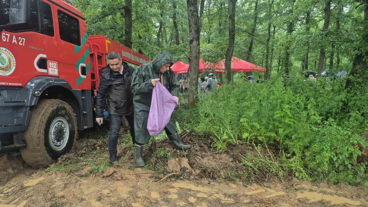 Bartın'da 'Benim Ormanım' etkinliği: Yağmura rağmen yaklaşık 25 poşet çöp toplandı