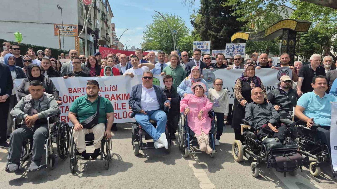 Bartın'da Engelliler Haftası yürüyüşü Deha Kartal'ın telsiz anonsuyla başladı