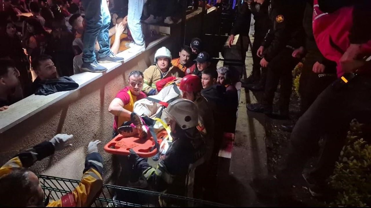 Bartın’da şampiyonluk kutlamasında kadın taraftar 2 metrelik duvardan düşerek hastaneye kaldırıldı