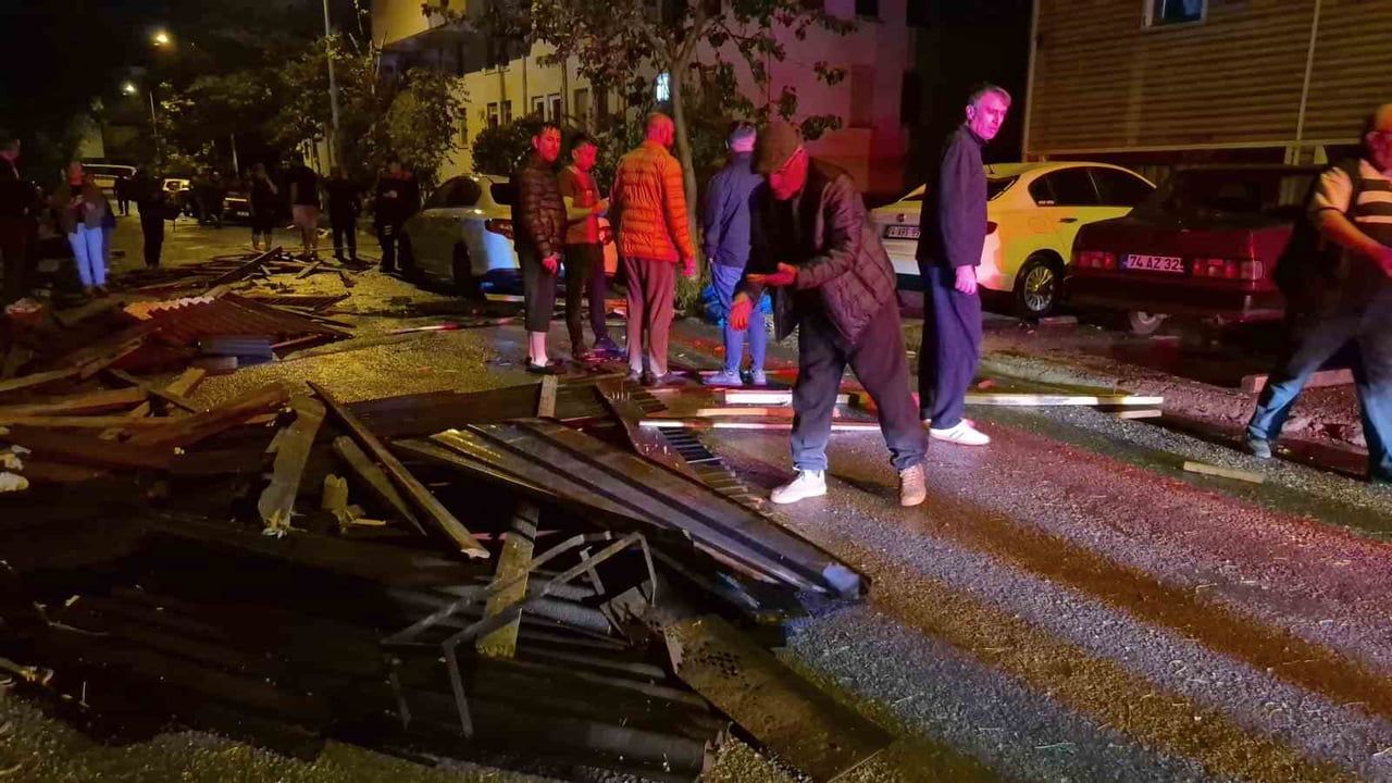 Bartın'da şiddetli fırtına: Şevki Birinciliği Apartmanı'nın çatısı uçtu, 6 araç hasar gördü