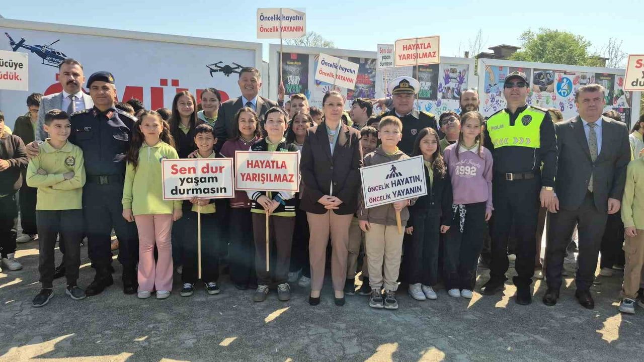 Bartın'da Trafik Haftası etkinliğinde çocuklar Vali'den roblox yasağının sürmesini istedi