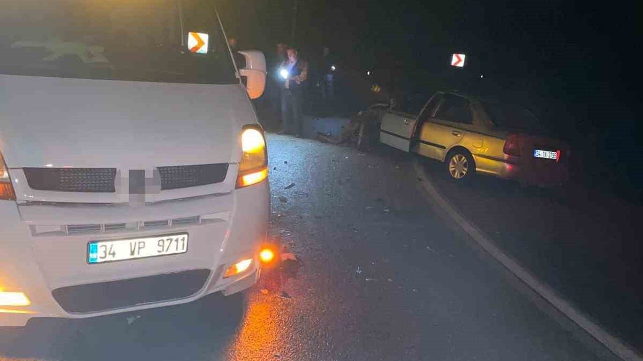 Bartın'da yağışlı zeminde otomobil çekiciye çarptı; bariyerler çekiciyi uçurumdan korudu