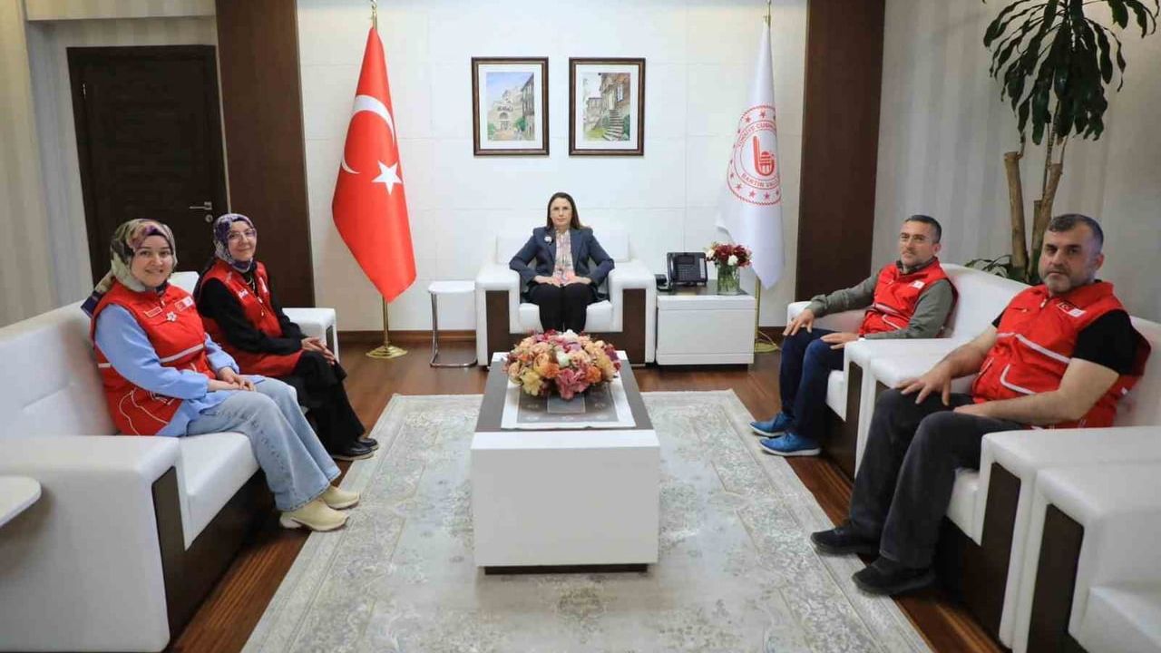 Bartın Valisi Nurtaç Arslan, Kurban Bağışını Türk Kızılayı’na Yaptı