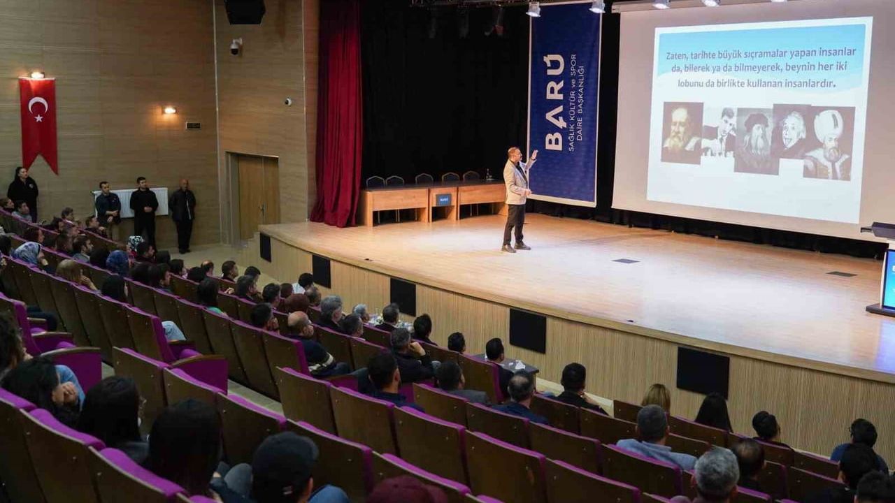 BARÜ'de 'Beynim Seni Yerim' söyleşisi: Bilim ve mizah öğrencilerle buluştu