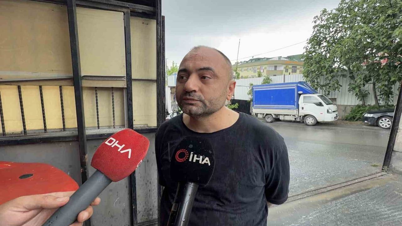 Başakşehir'de tır devrildi: İki otomobilin üzerine düşen kazada 1 kişi yaralandı
