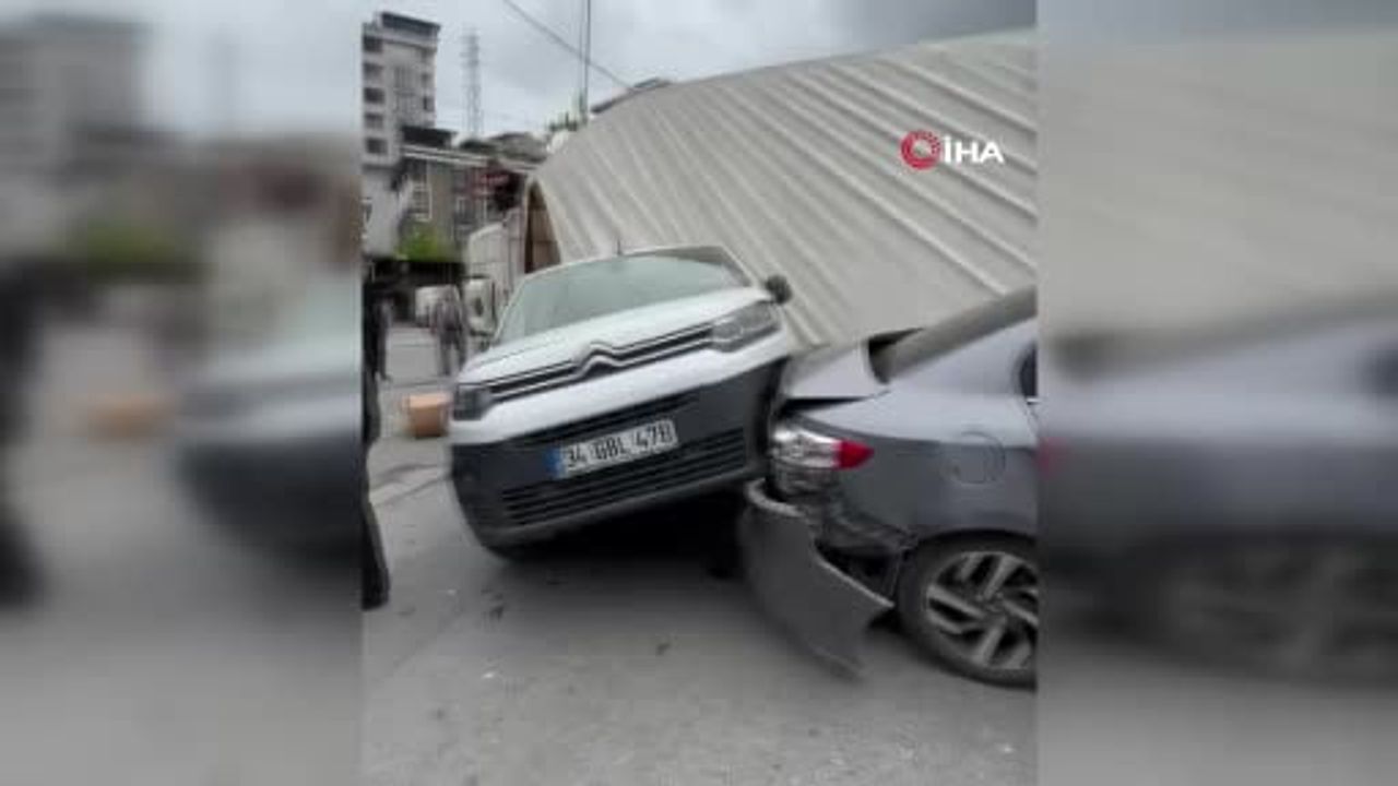 Başakşehir'de tırın devrilmesi sonucu iki araç üstüne çıktı