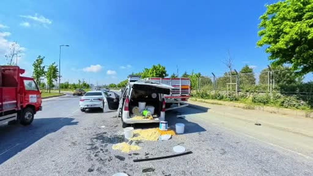 Başakşehir'de zincirleme kaza: Yol kenarında tutanak tutan araçlara arkadan çarpma sonucu sürücü sıkıştı