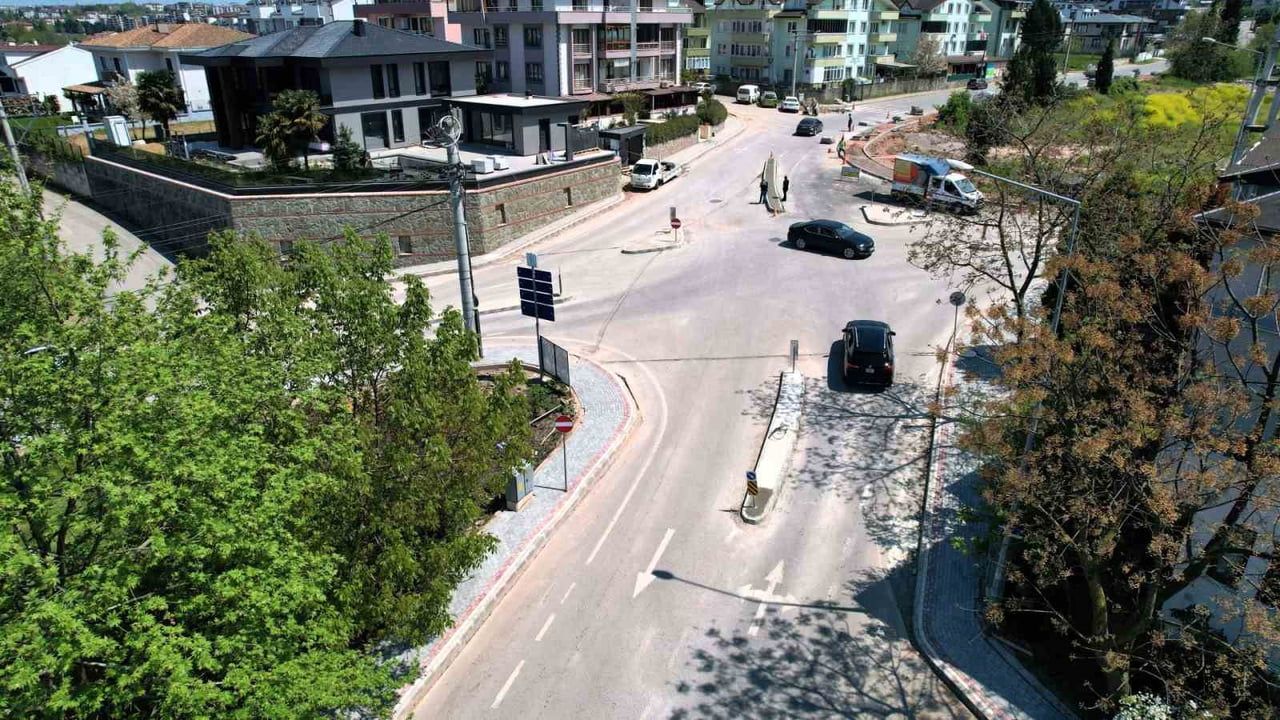 Başiskele Barbaros Mahallesi'nde kavşak düzenlemesi sona yaklaşıyor: Trafik ve yaya güvenliği hedefleniyor