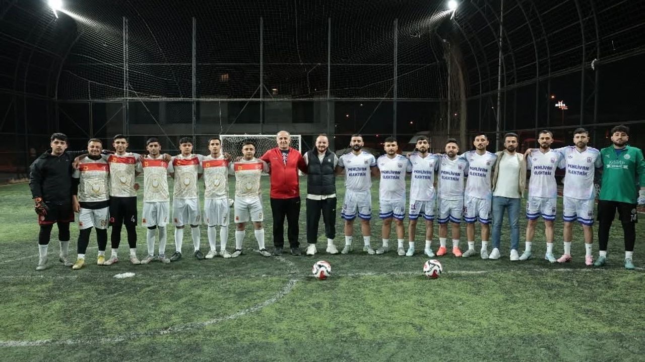 Başkan Aytekin Kaya Gerenkova Mahallesi Halı Saha Turnuvasında Gençlerle Bir Araya Geldi