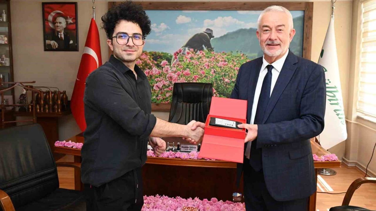 Başkan Başdeğirmen, 40 milyon takipçili Hüseyin Enes Demirbaş’a Isparta gülünü anlattı