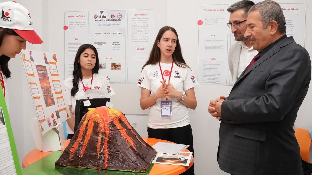 Başkan Bozkurt, TÜBİTAK Bilim Fuarı’nda öğrenci projelerini inceledi