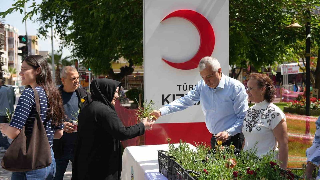 Başkan Çetin Akın, Anneler Günü'nde Turgutlu'da annelerle buluştu