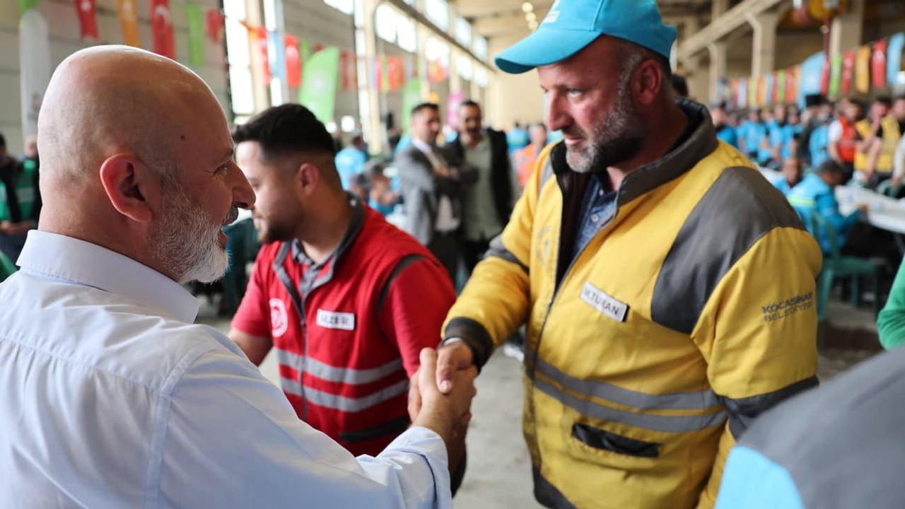 Başkan Çolakbayrakdar, saha personeliyle Kurban Bayramı arifesinde bayramlaştı