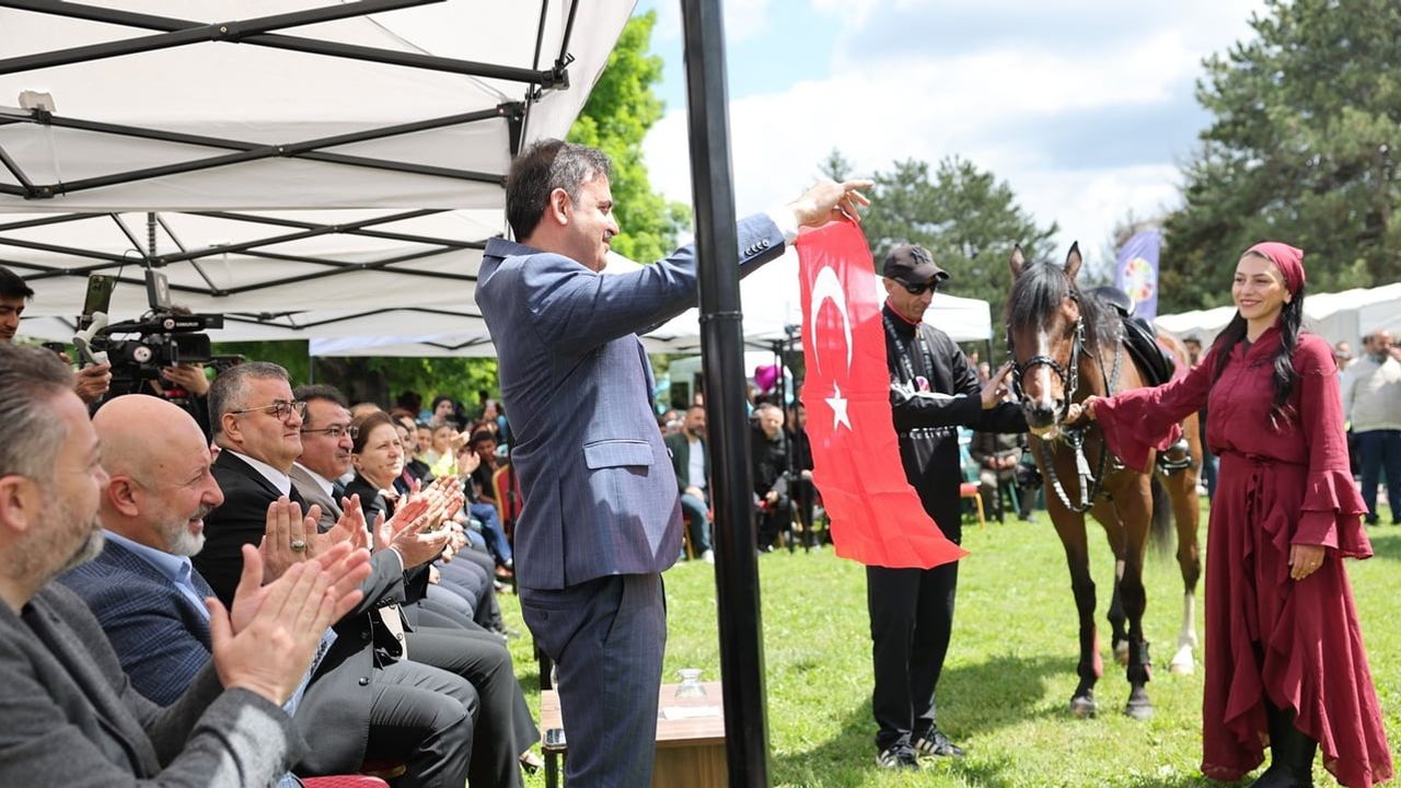 Başkan Çolakbayrakdar: "Sporla, bilimle ve sanatla güçlü bir gençlik hedefliyoruz"