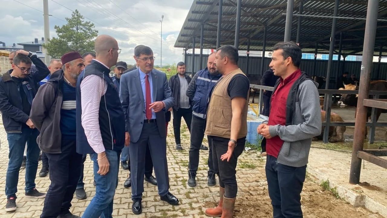 Başkan Eyüp Kahveci, Kurban Bayramı Öncesi Kütahya Canlı Hayvan Pazarı’nı Ziyaret Etti