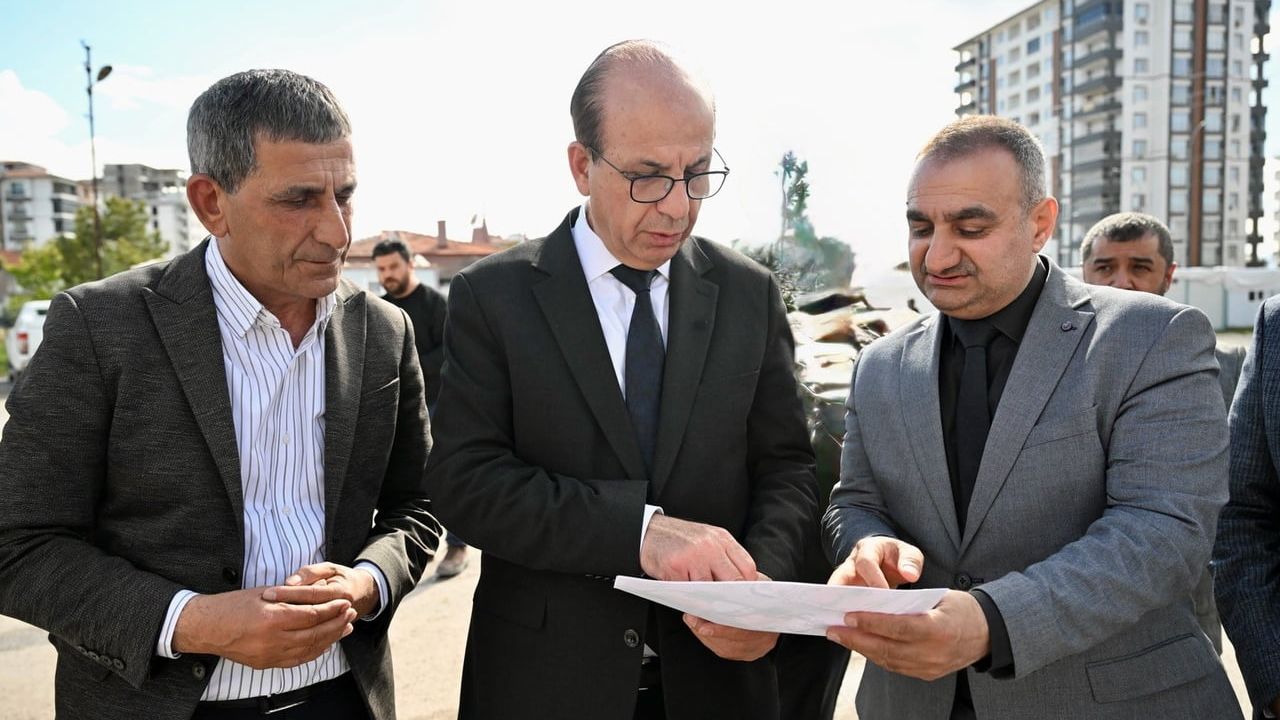 Başkan Geçit Karakavak Mahallesi'ndeki dönüşüm çalışmalarını yerinde inceledi