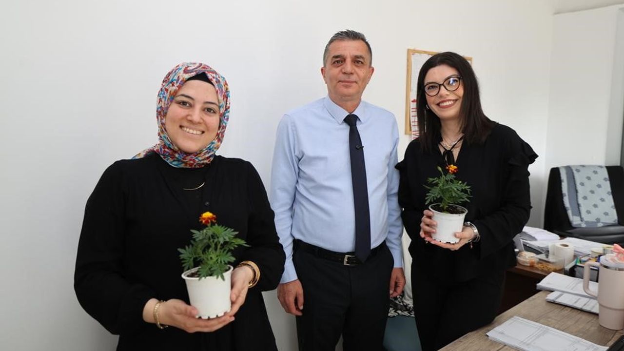 Başkan Hakan Şimşek, Anneler Günü'nde belediye çalışanlarını çiçekle kutladı