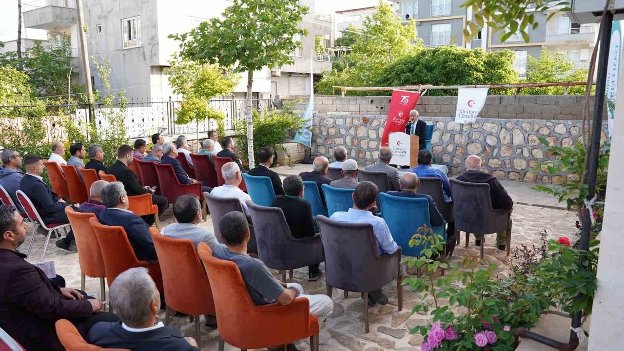 Başkan Hallaç, 'Dijital Emperyalizm ve İnsanlığın Krizi' adlı kitabı için imza günü düzenledi
