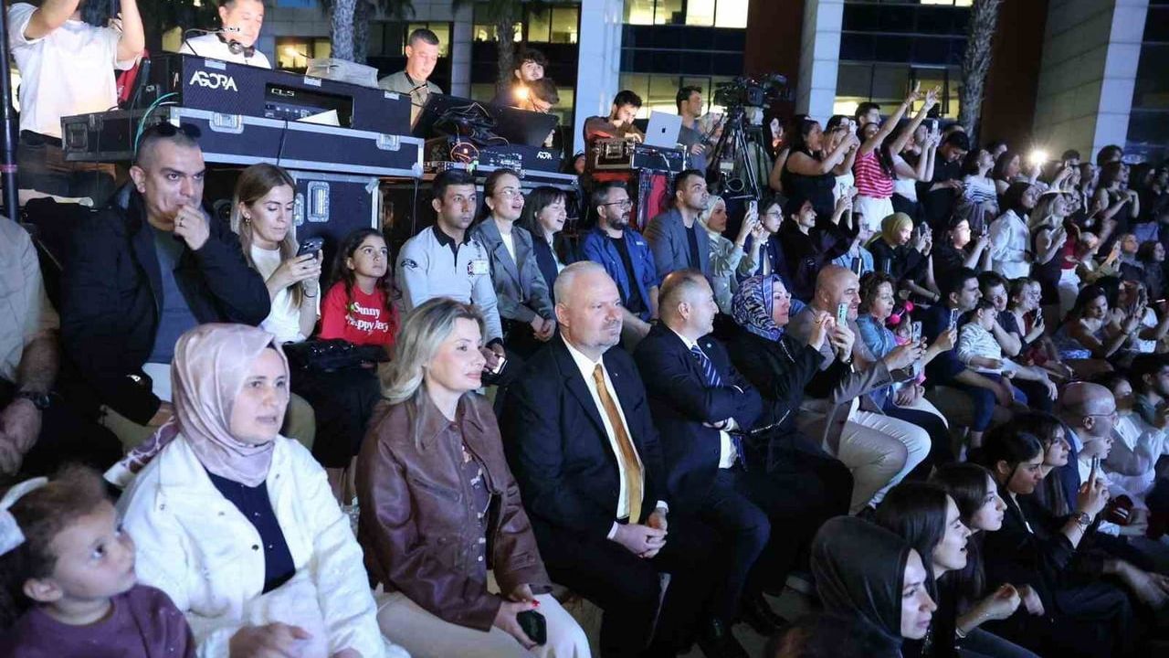 Başkan Pehlivan, Bakırçay Üniversitesi Bahar Şenliği'nde öğrencilerle buluştu