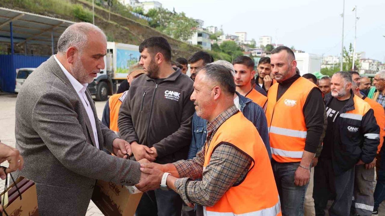 Başkan Sandıkçı belediye personeliyle Kurban Bayramı'nı kutladı ve ikramiyeleri yatırdı
