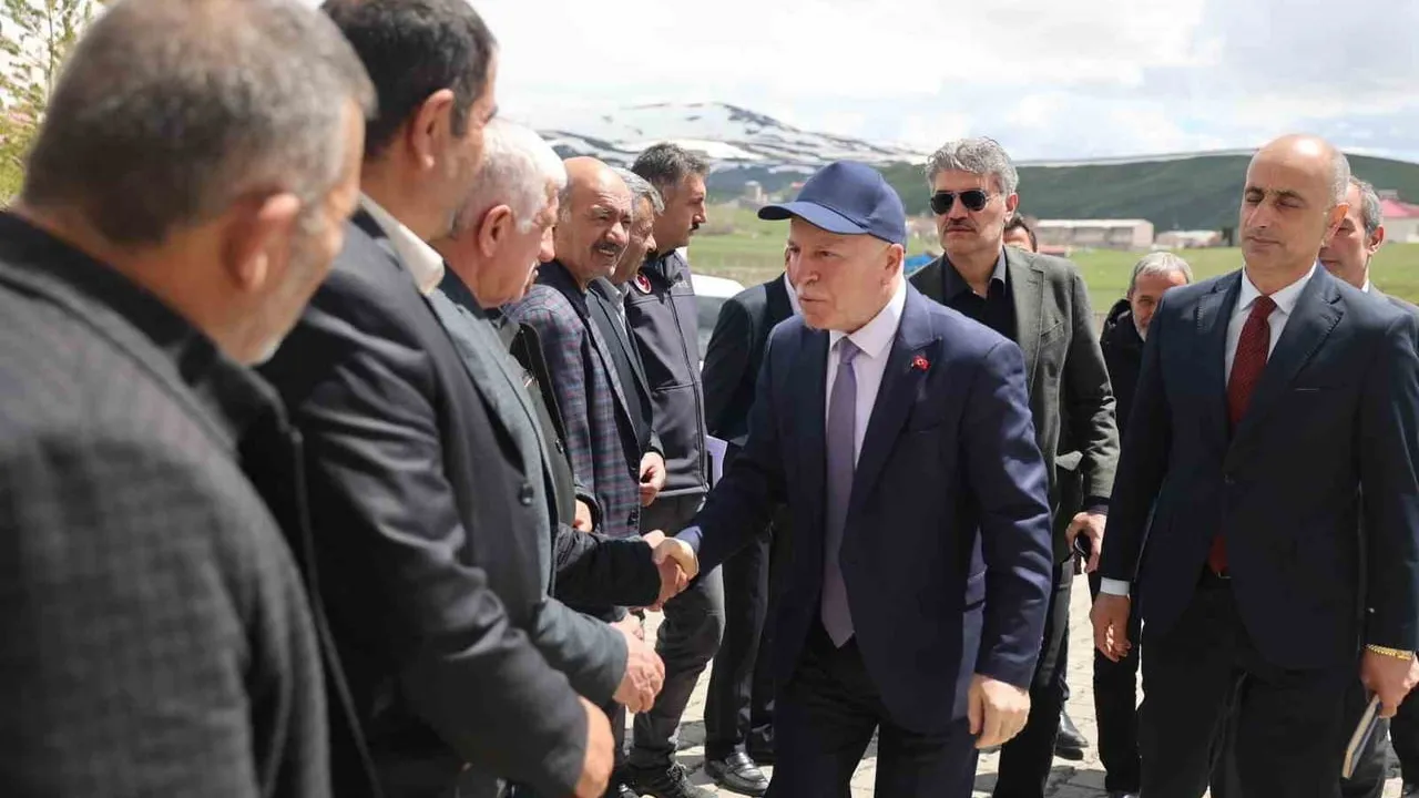 Başkan Sekmen Çat'ta saha incelemesi yaptı, muhtarlarla istişarede bulundu