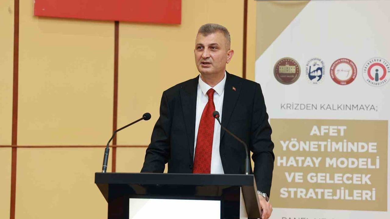 Başkan Sezer, Hatay Çalıştayında Gölcük Belediyesi'nin Afet Yönetimi Deneyimlerini Paylaştı