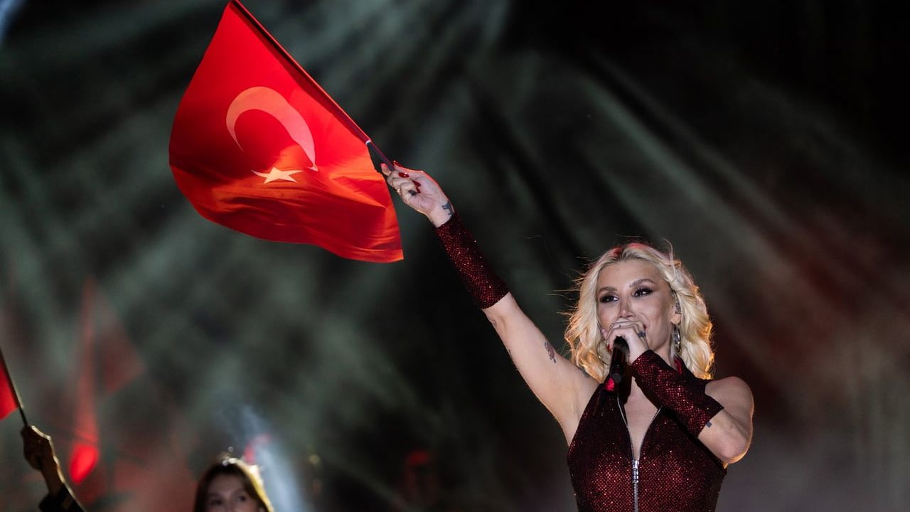 Başkent Gölbaşı'nda 19 Mayıs coşkusu: İrem Derici binlerce kişiye seslendi
