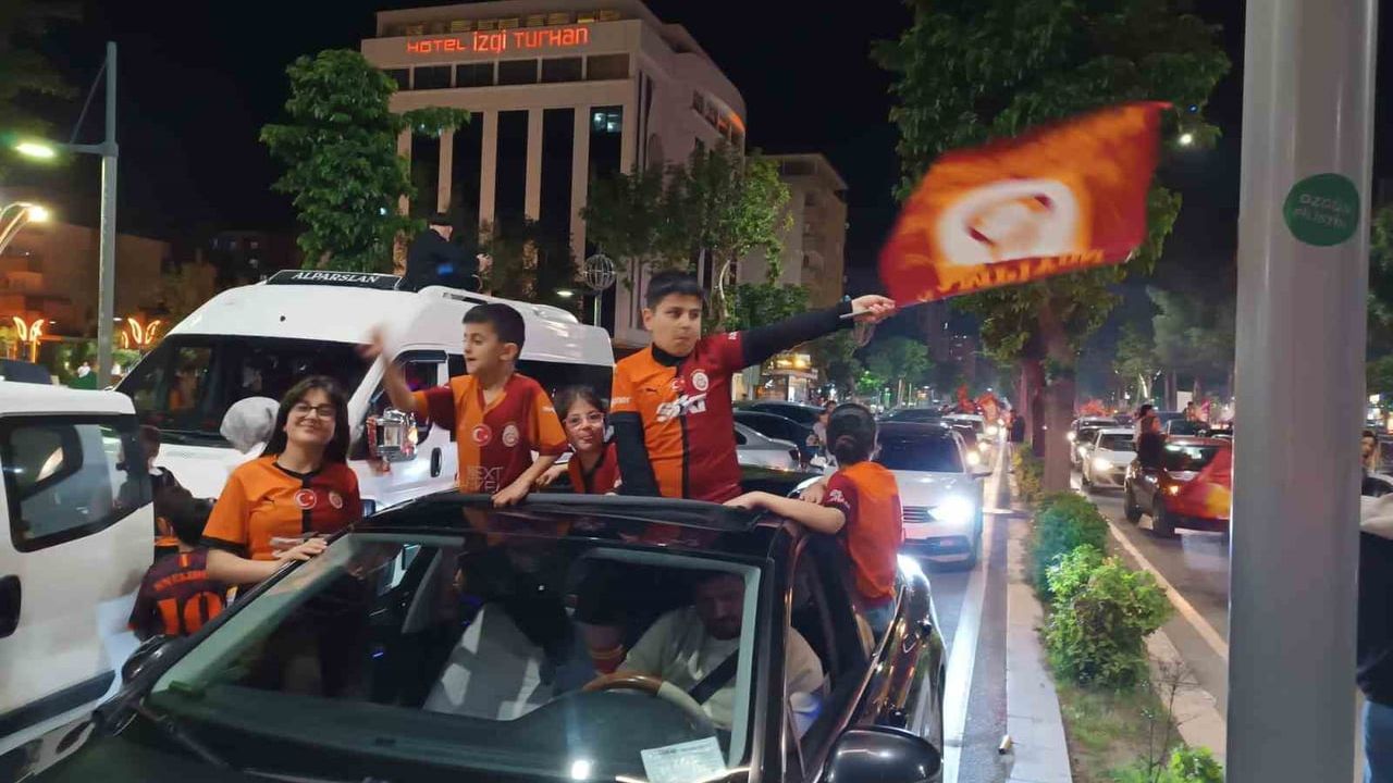 Batman'da Galatasaray taraftarları şampiyonluğu konvoy ve meşalelerle kutladı