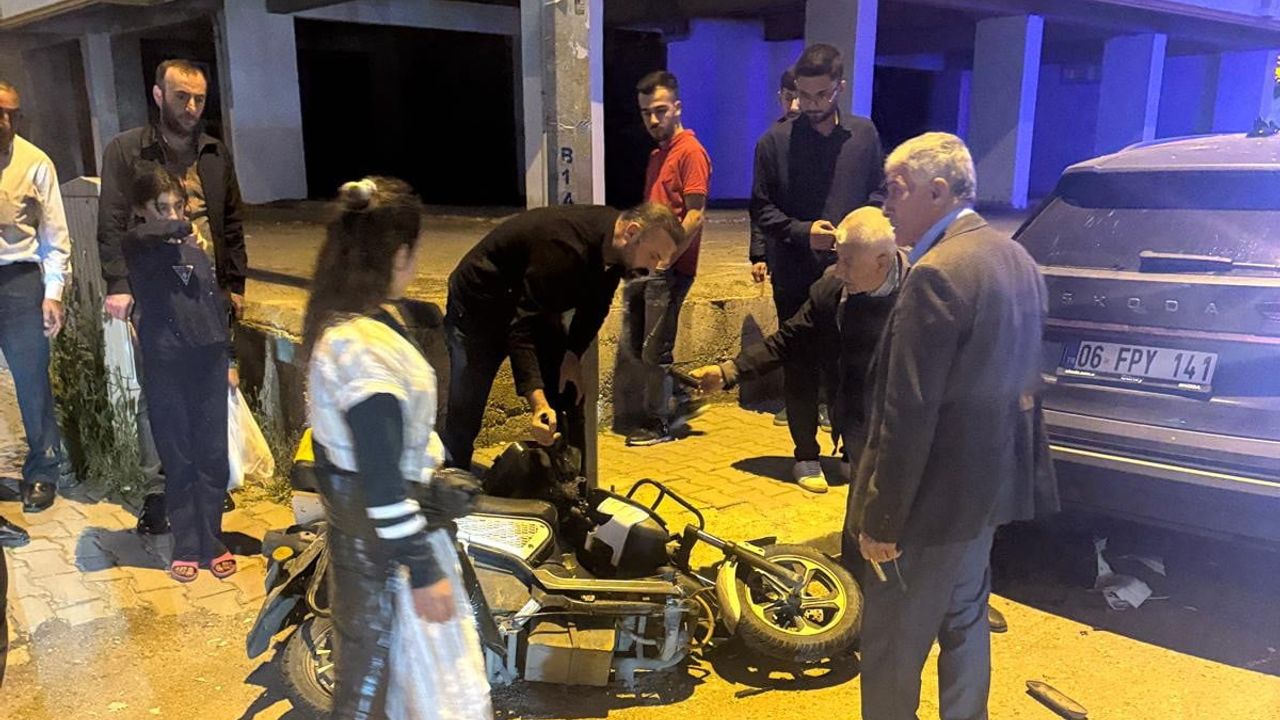 Batman'da motosiklet devrildi; sürücü park halindeki otomobilin altında sıkıştı