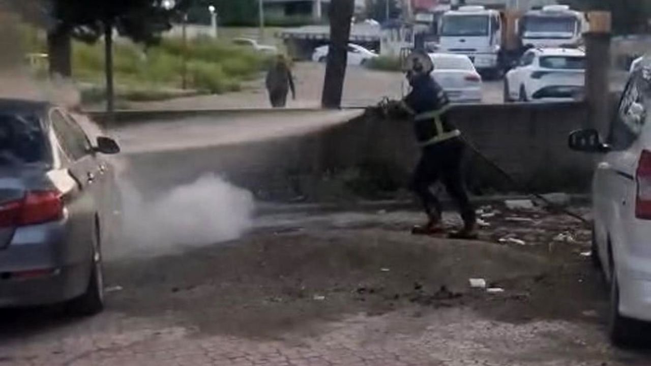 Batman'da park halindeki otomobilde çıkan yangın itfaiye tarafından söndürüldü