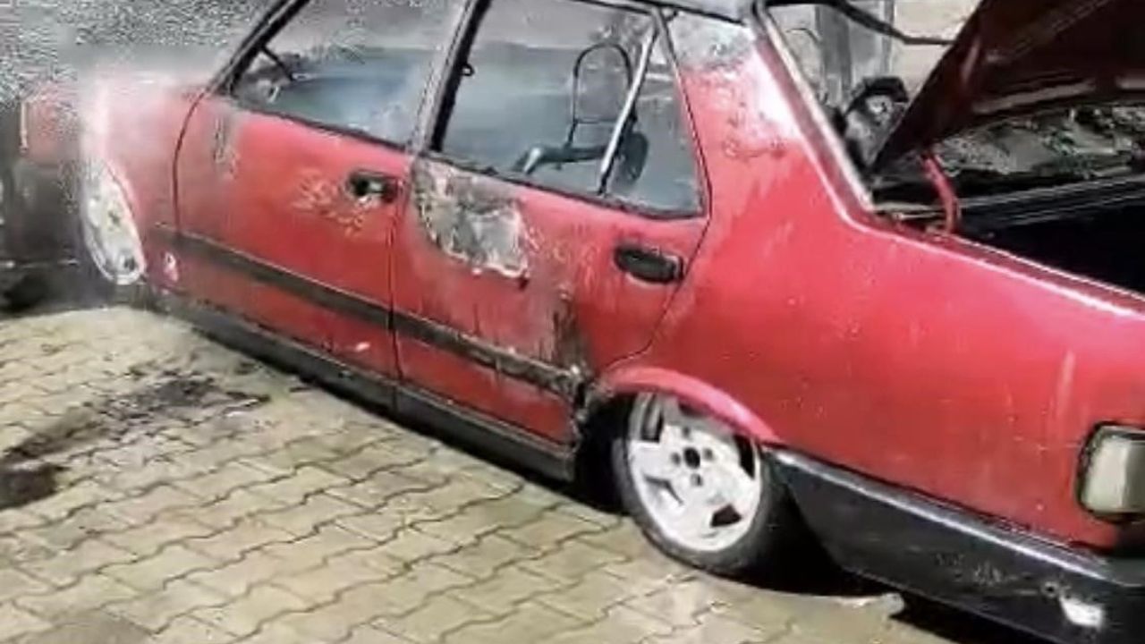 Batman'da Park Halindeki Tofaş Otomobil Alev Aldı; İtfaiye Müdahale Etti
