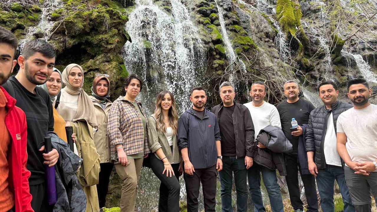 Batman’da sağlık çalışanları Kozluk Ayn Gebire Şelalesi’nde 'Sağlık İçin Hareket Et' yürüdü