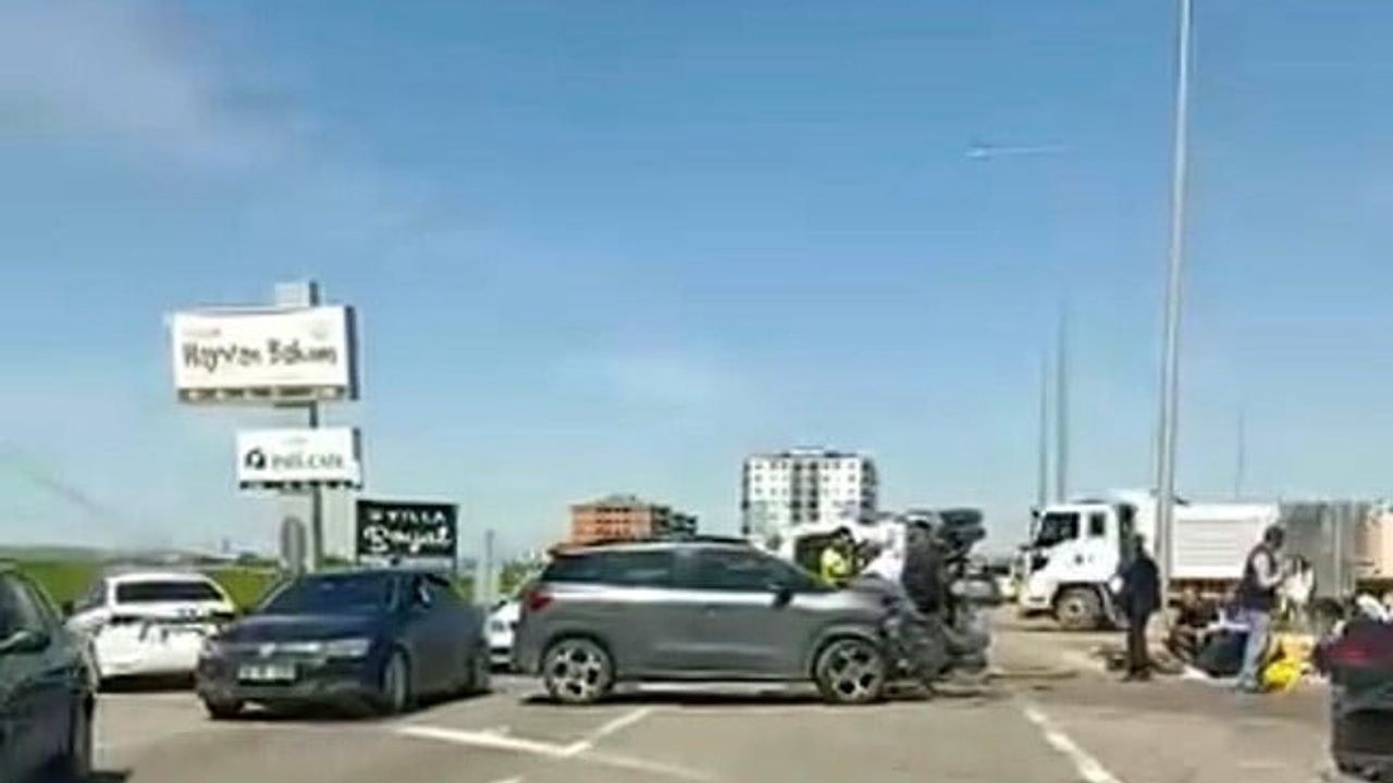 Batman'da yolcu minibüsü ile otomobil çarpıştı: 5 kişi yaralandı