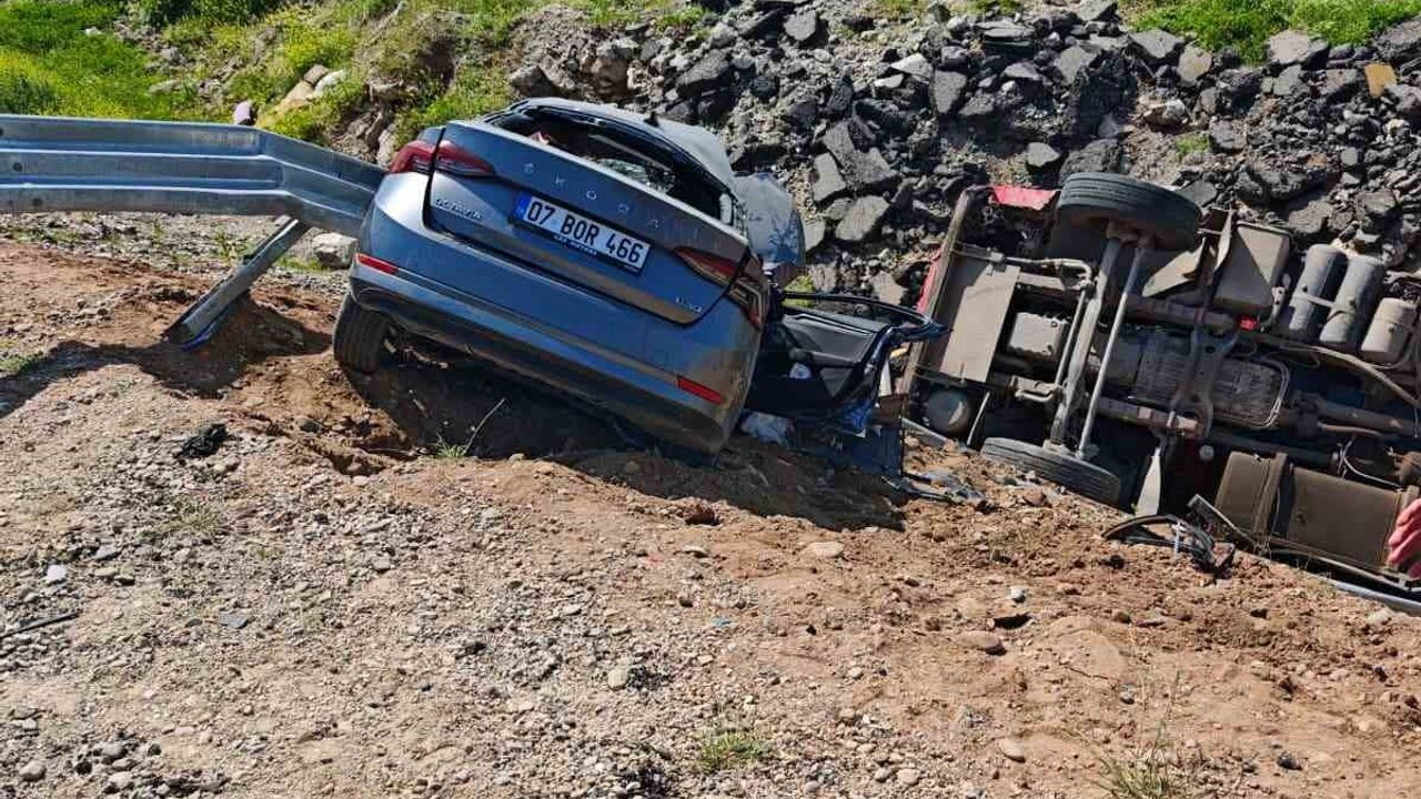 Batman-Diyarbakır karayolunda otomobil ile kamyonet çarpıştı: 1 ölü, 2 yaralı