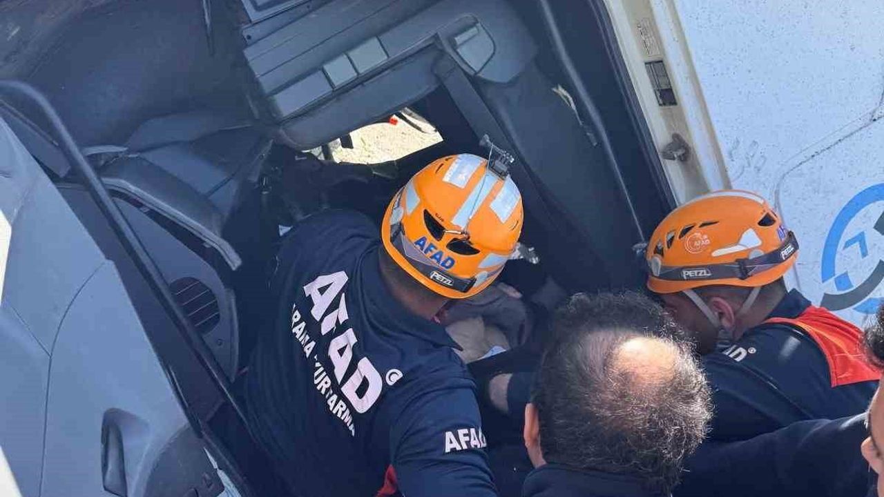 Batman-Kozluk kara yolunda tır takla attı; sürücü ağır yaralandı