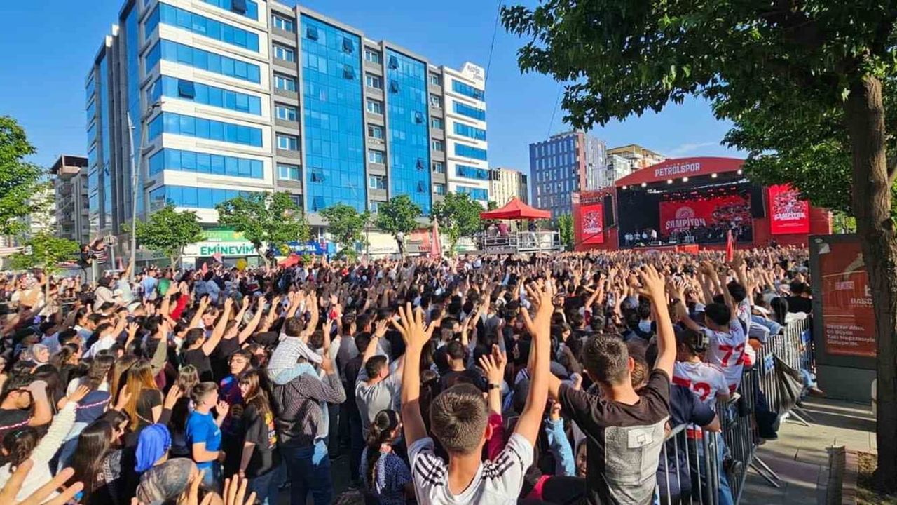 Batman Petrolspor Şampiyonluk Kutlamalarında Murat Boz ve Yerel Sanatçılar Sahne Aldı