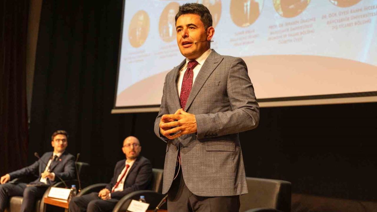 BAU'da 'Küresel Rekabette Denizler ve Koridorlar' paneli: Bakan yardımcıları öğrencilerle buluştu