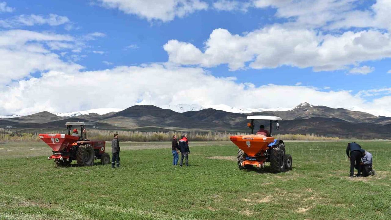 Bayburt Aşağı Dikmetaş'ta 200 Dekar Suni Merada Üst Gübreleme Tamamlandı