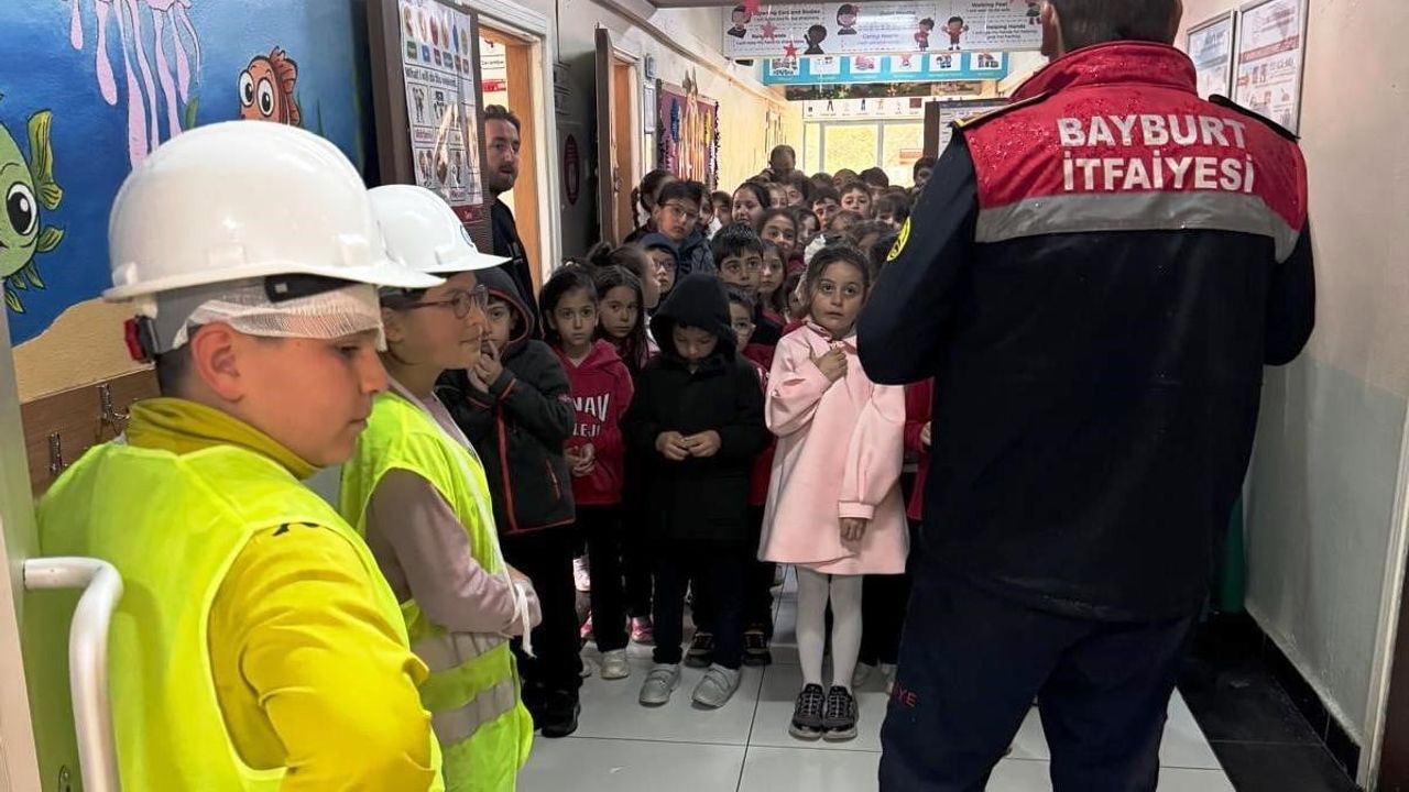 Bayburt İtfaiyesi Öğrencilere Teorik ve Uygulamalı Yangın Eğitimi Verdi