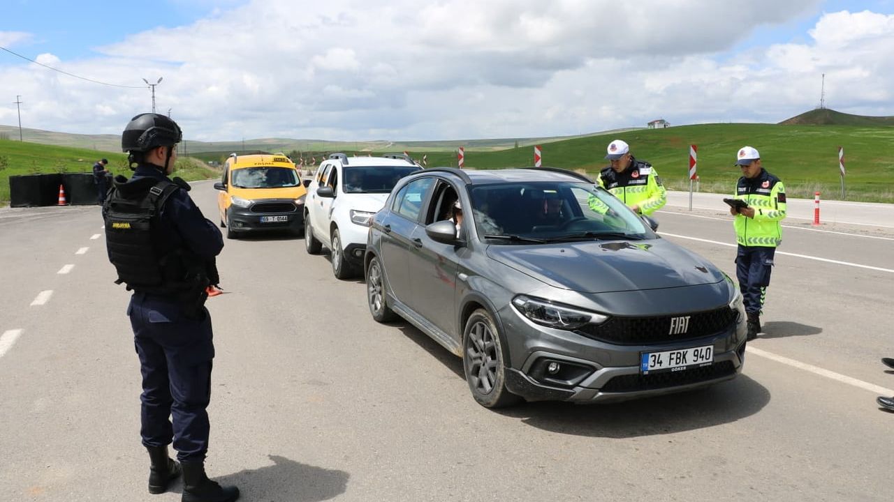 Bayburt Jandarma Danişment Kontrol Noktasında Kurban Bayramı Trafik ve Asayiş Denetimi Yaptı