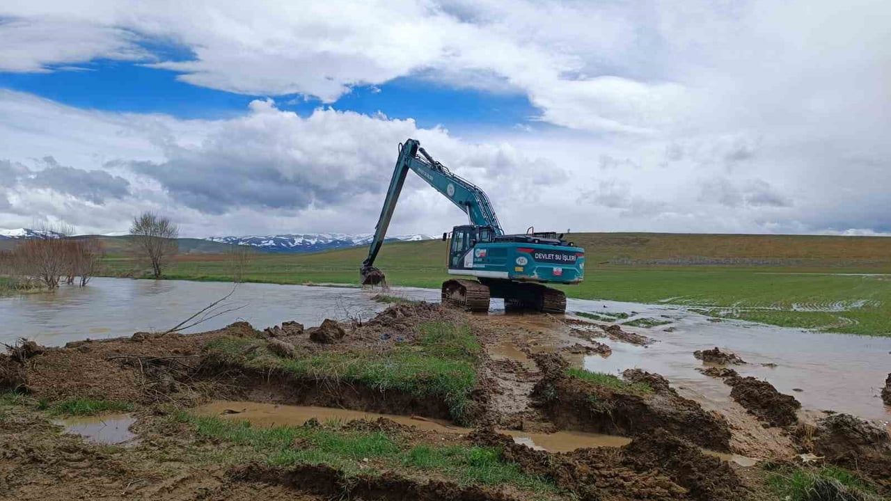 Bayburt Oruçbeyli'de DSİ dere yataklarını düzenleyerek taşkın riskini azaltıyor