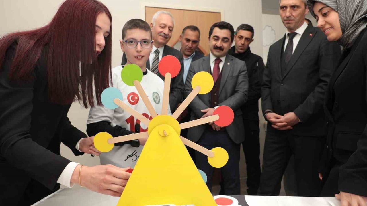 Bayburt Özel Eğitim Uygulama Okulu'nda öğrencilerin projeleri bilim fuarında sergilendi