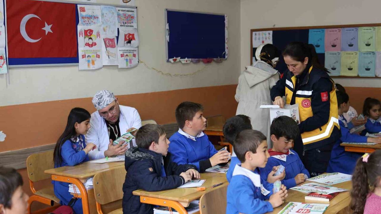 Bayburt'ta öğrencilere 'Sağlıklı Çocuk, Sağlıklı Gelecek' kapsamında sağlık eğitimi verildi