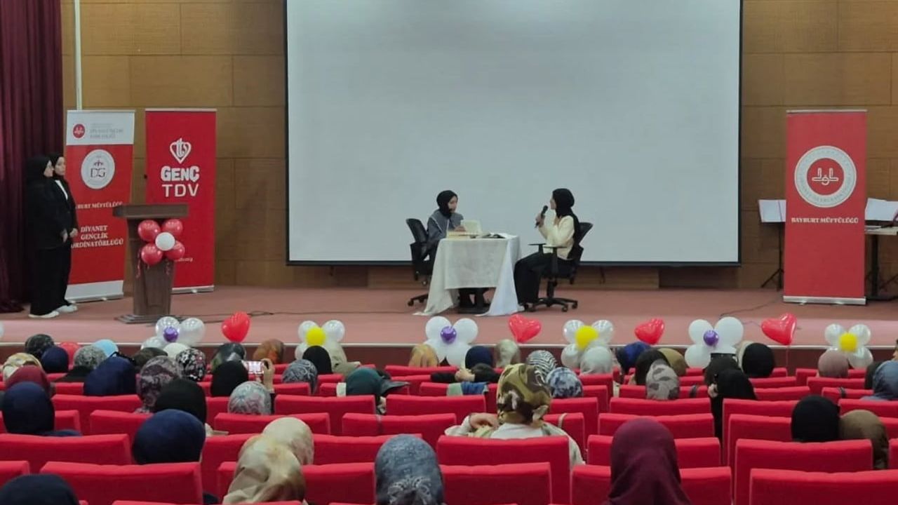 Bayburt’ta üniversite öğrencileri yıl sonu buluşmasında bir araya geldi