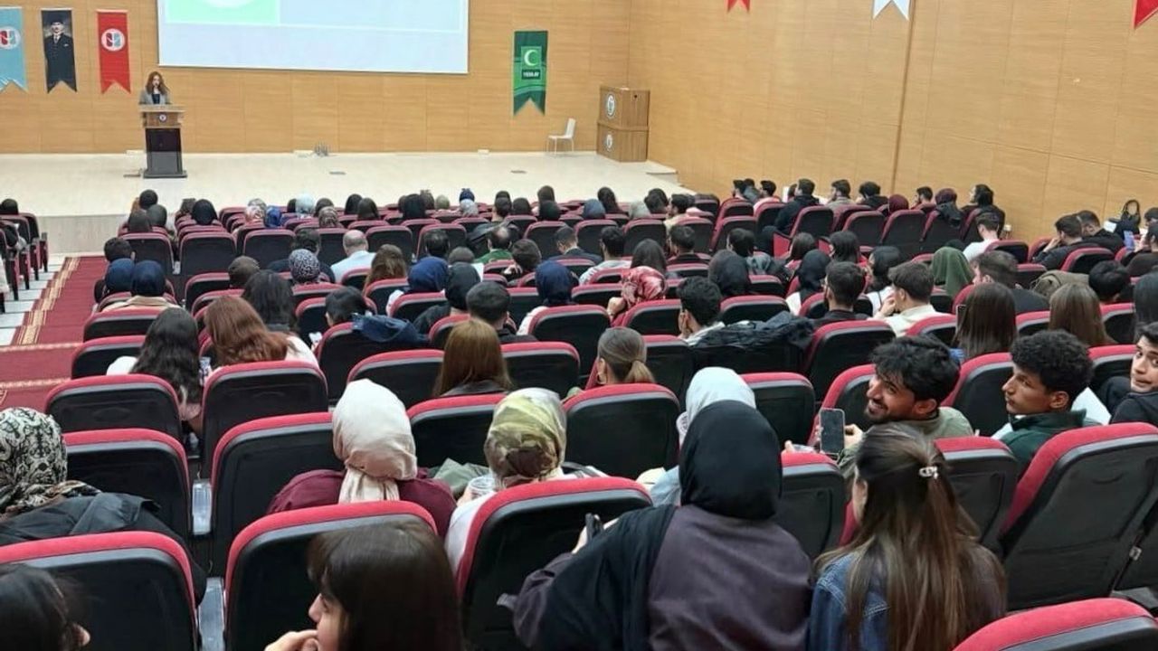 Bayburt’ta üniversite öğrencilerine 'Sağlıklı Gelecek İçin Bağımsız Yaşam' konferansı düzenlendi
