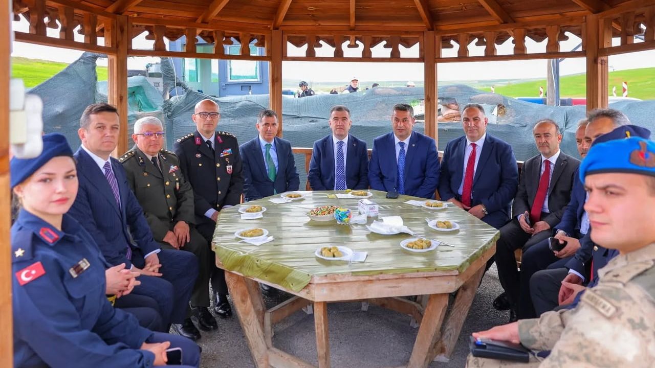 Bayburt Valisi Mustafa Eldivan, Kurban Bayramı'nda Yol Kontrol Noktalarındaki Güvenlik Personeliyle Bayramlaştı