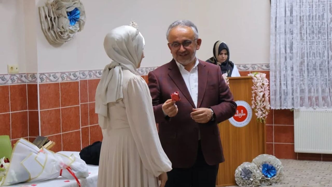 Bayburtlu hafız Havvanur Çakar, Kur’an-ı Kerim’i 14 saatte ezbere hatmetti